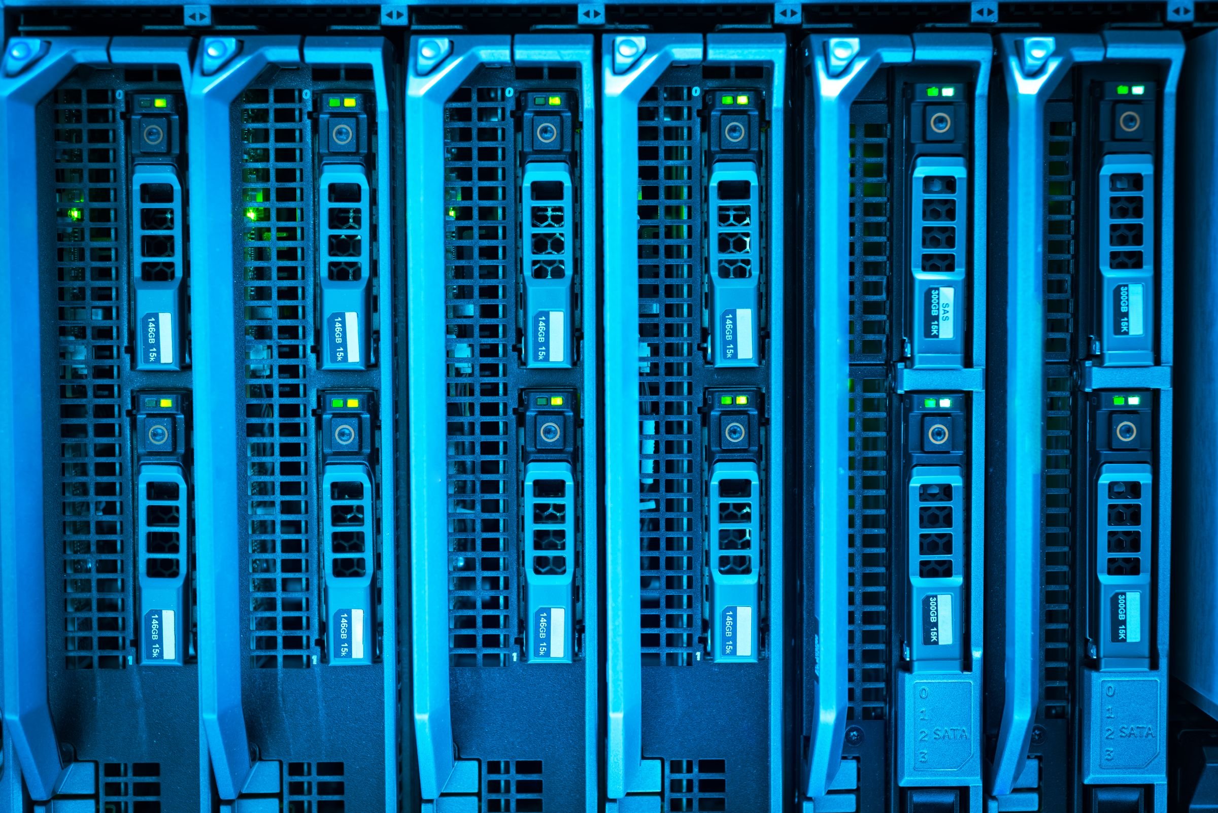 Salle de serveurs éclairée en bleu