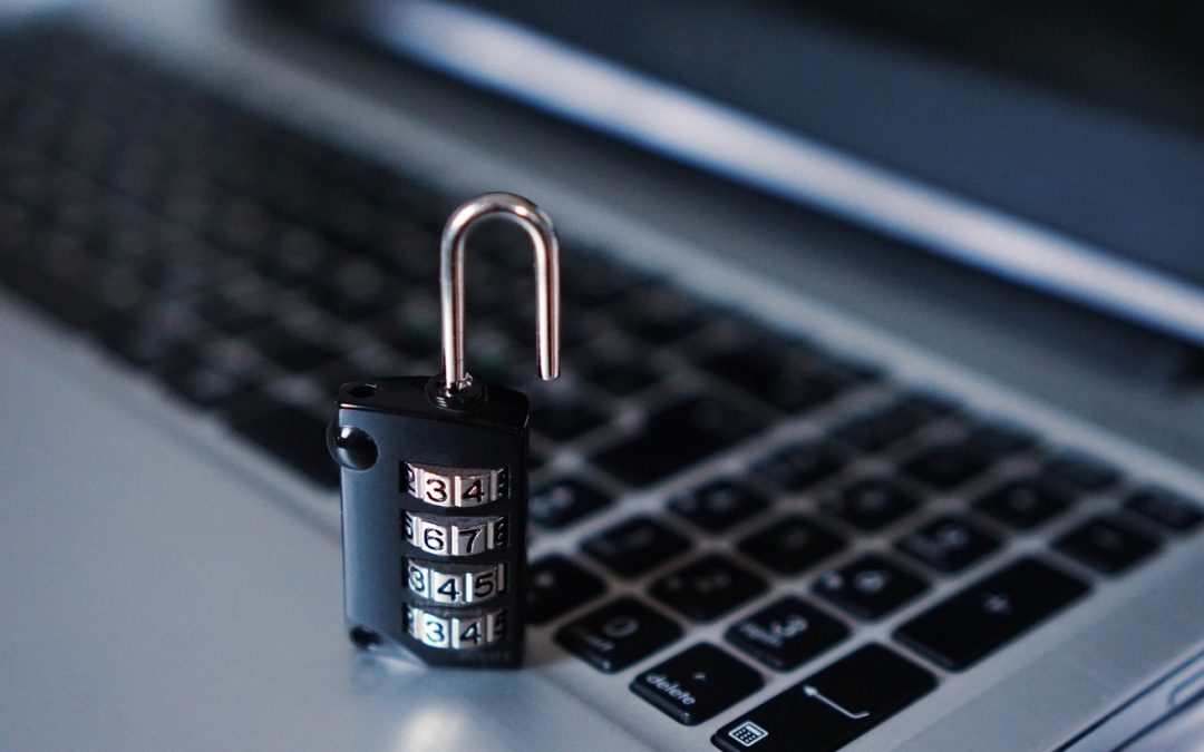 Cadenas posé sur le clavier d’un ordinateur portable