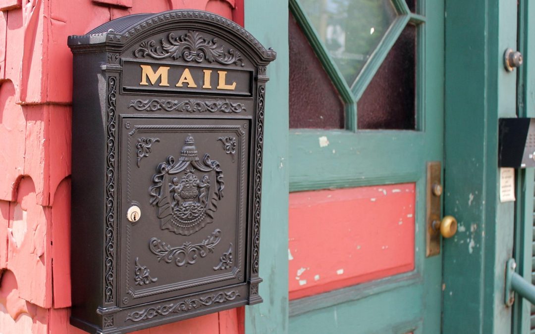 Boîte aux lettres noire sur une porte d’entrée
