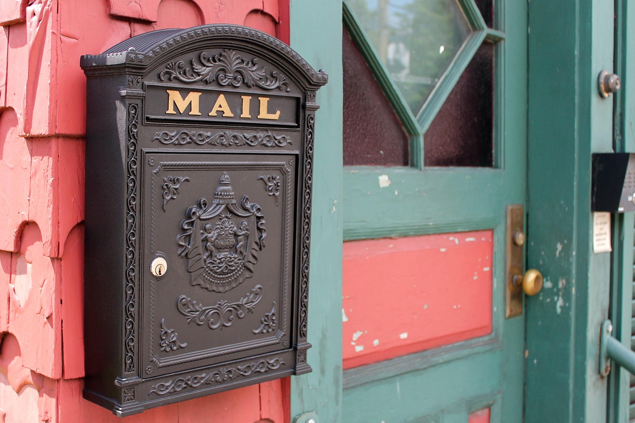 Boîte aux lettres noire sur une porte d’entrée