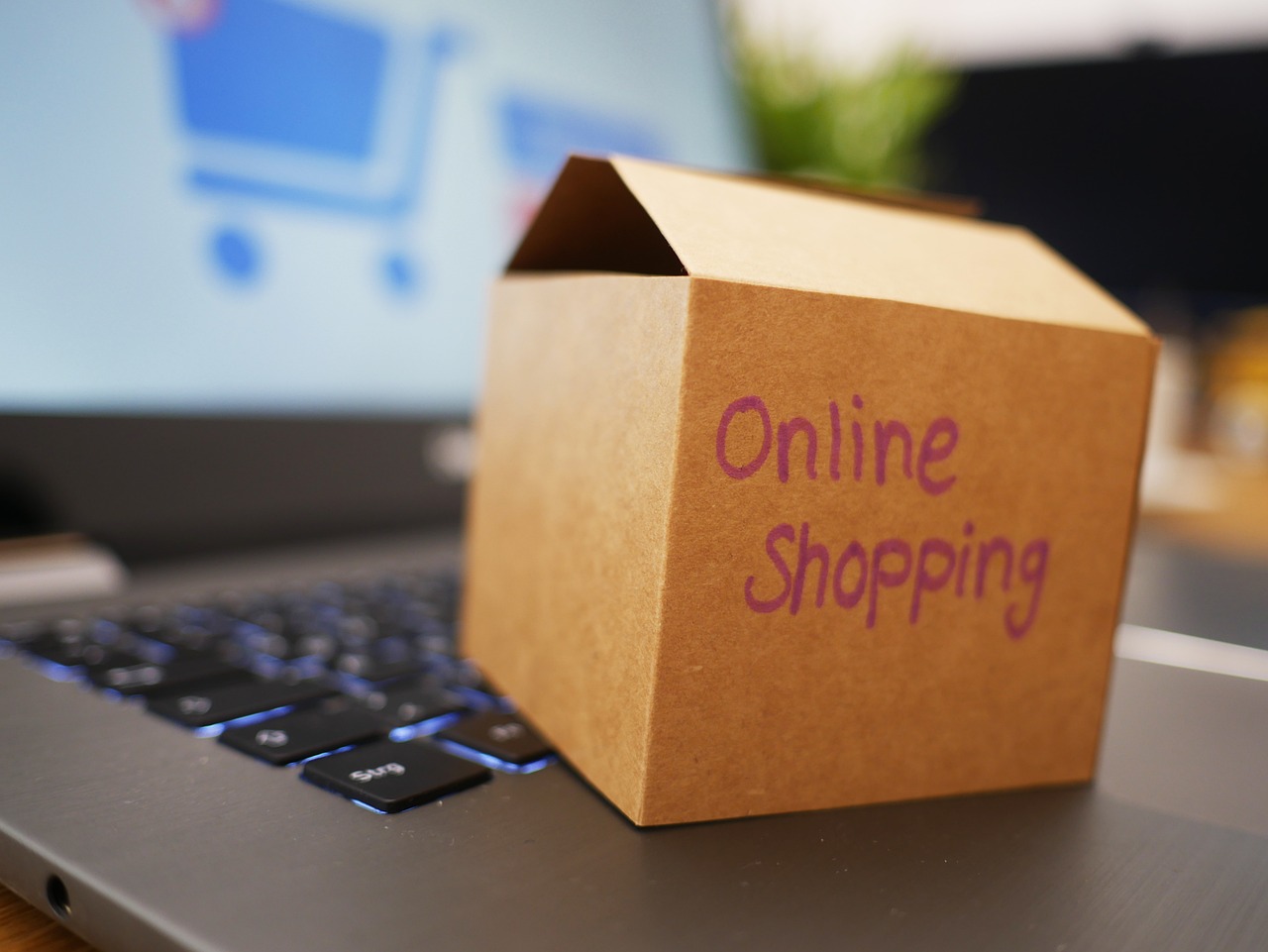 Boîte en carton posée sur le clavier d’un ordinateur portable pour un achat en ligne