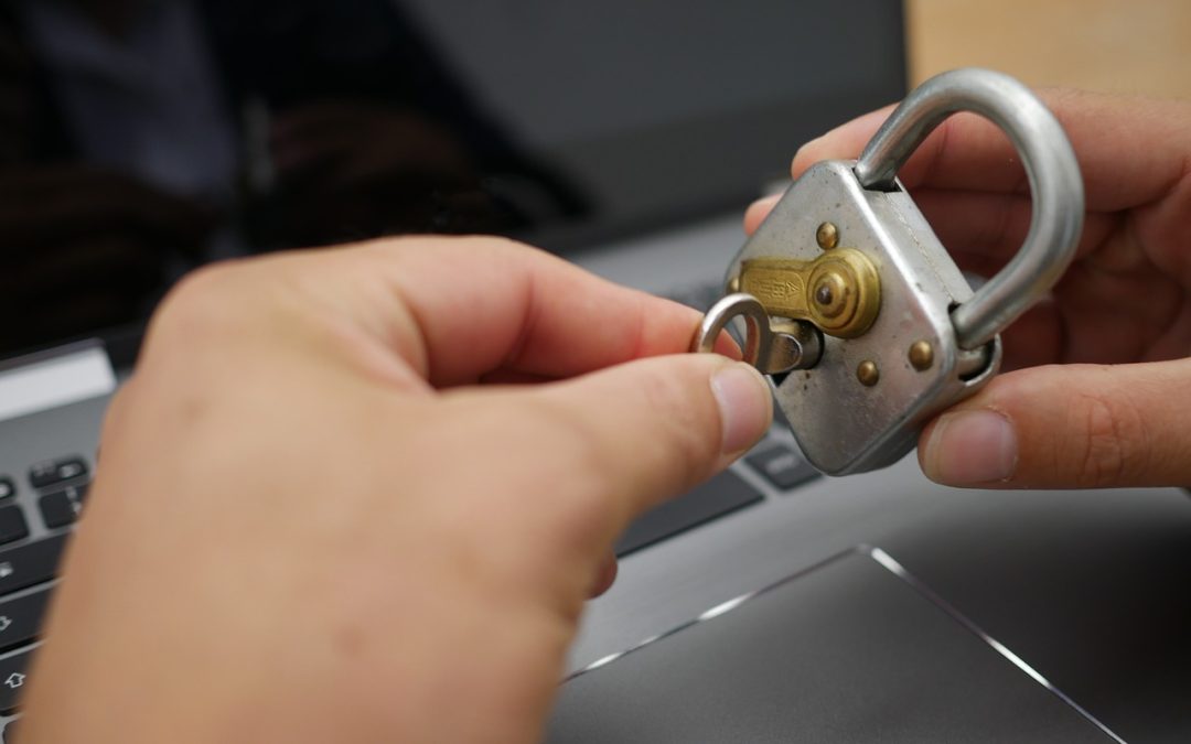Cadenas de sécurité tenu dans la main