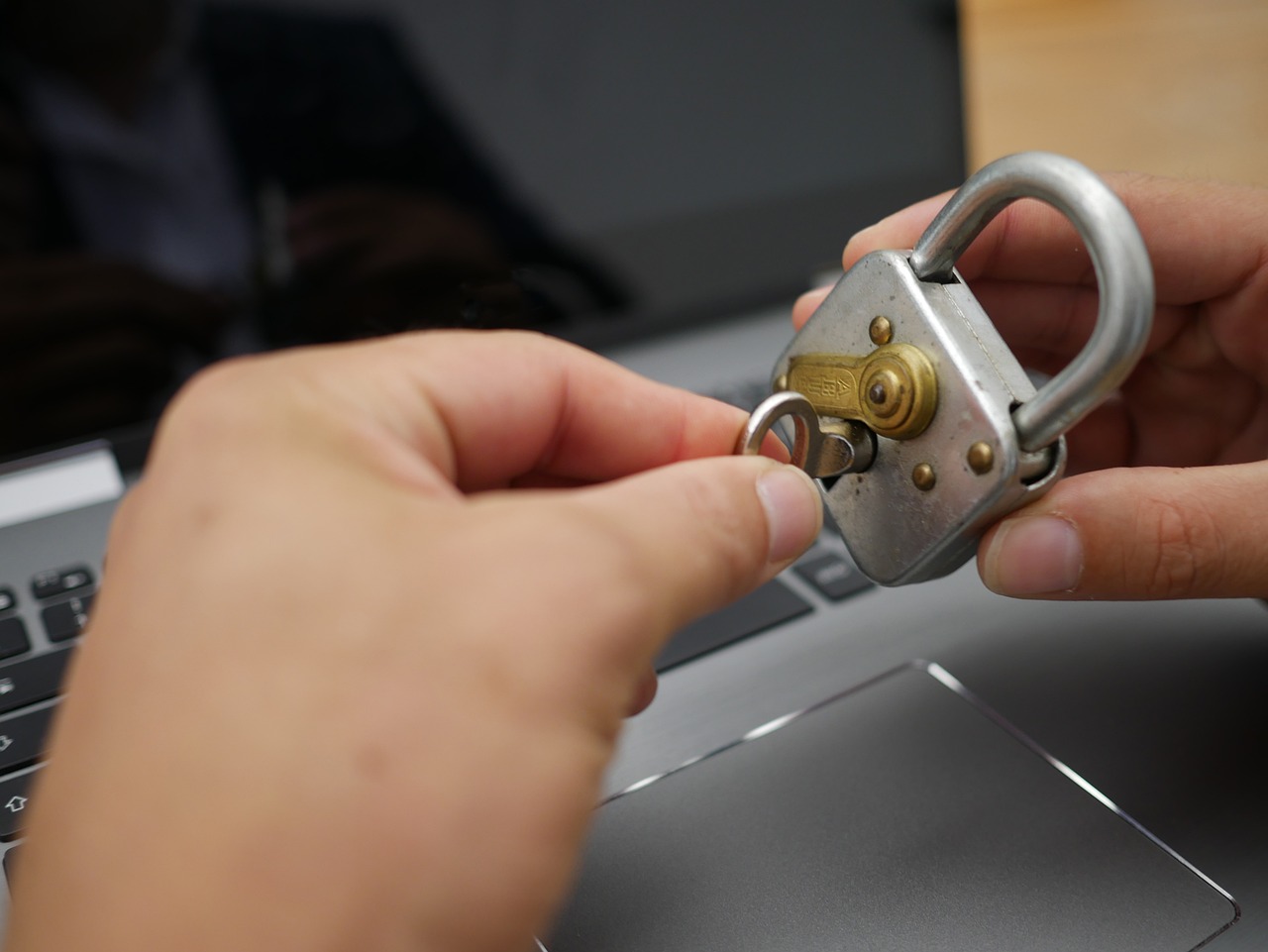 Cadenas de sécurité tenu dans la main