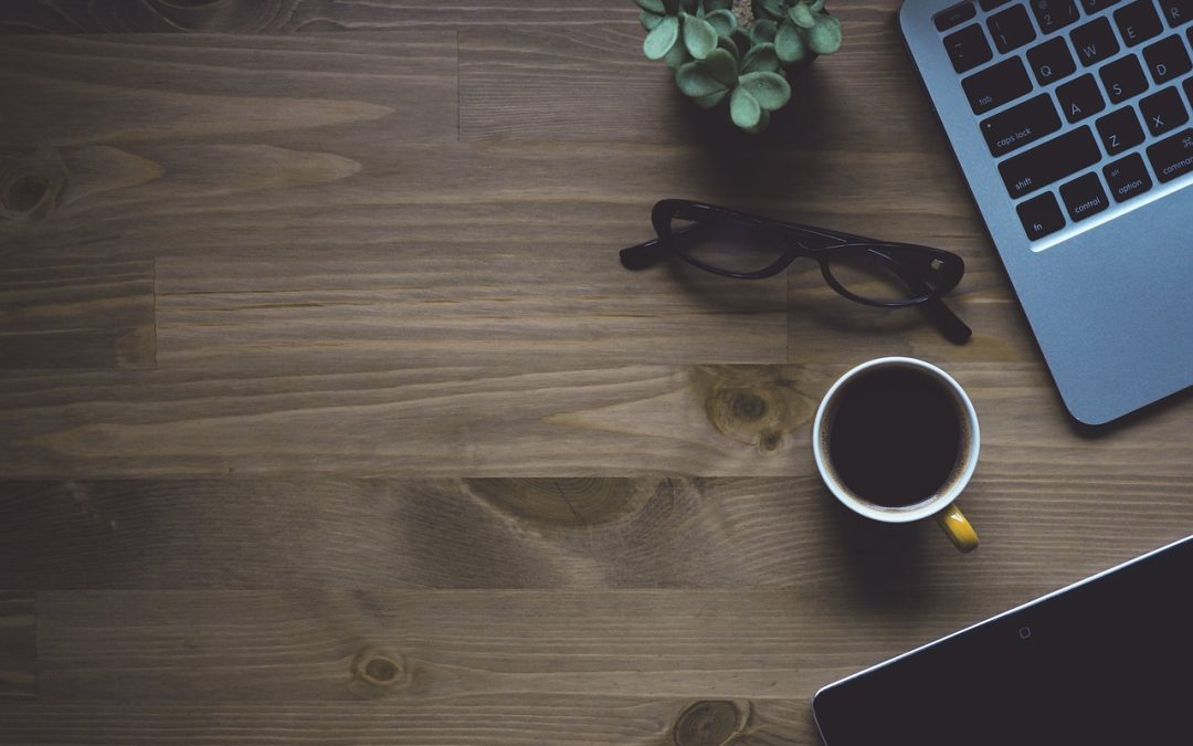 Espace de travail avec ordinateur portable et café, vu de haut