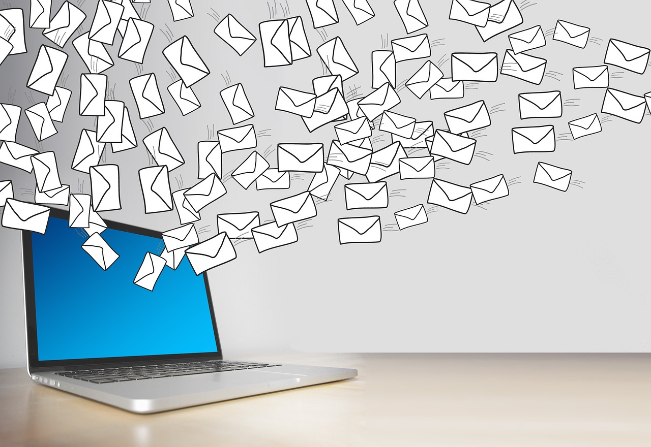 Courriels qui s’envolent d’un ordinateur portable