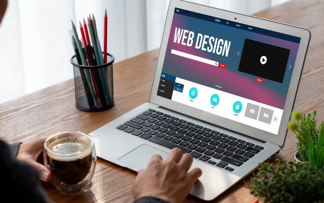 Mains sur un ordinateur portable affichant la page d’accueil d’un site web