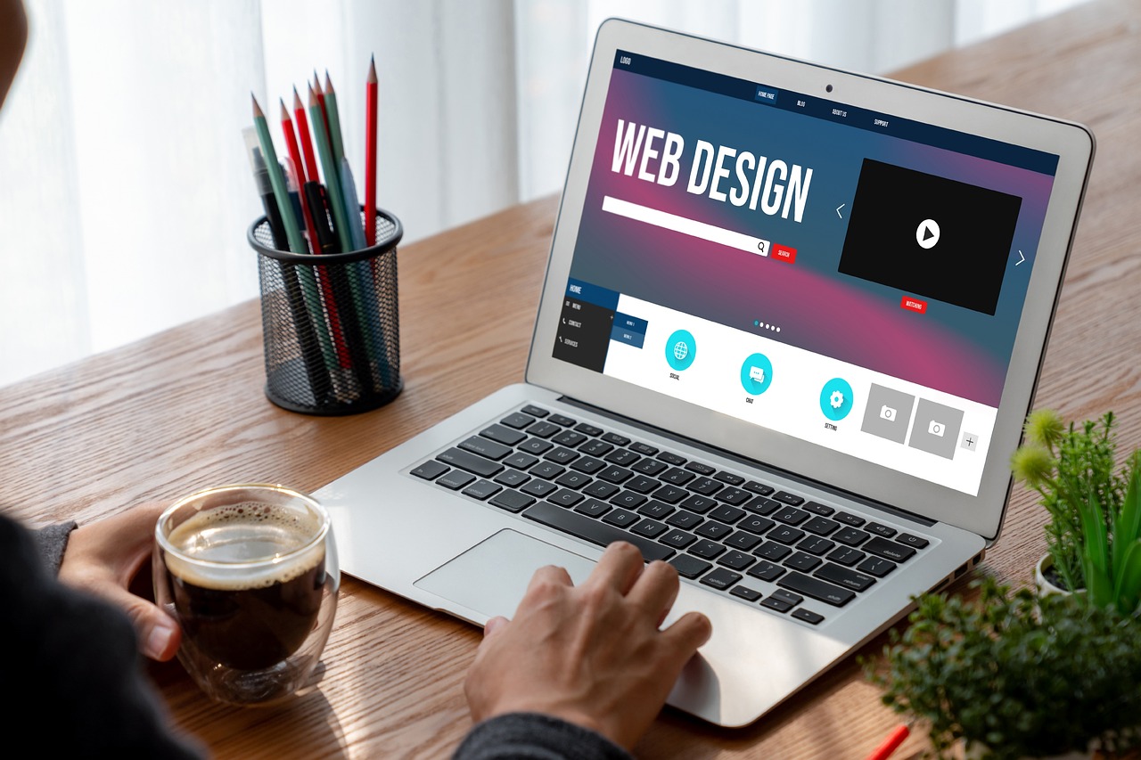 Mains sur un ordinateur portable affichant la page d’accueil d’un site web