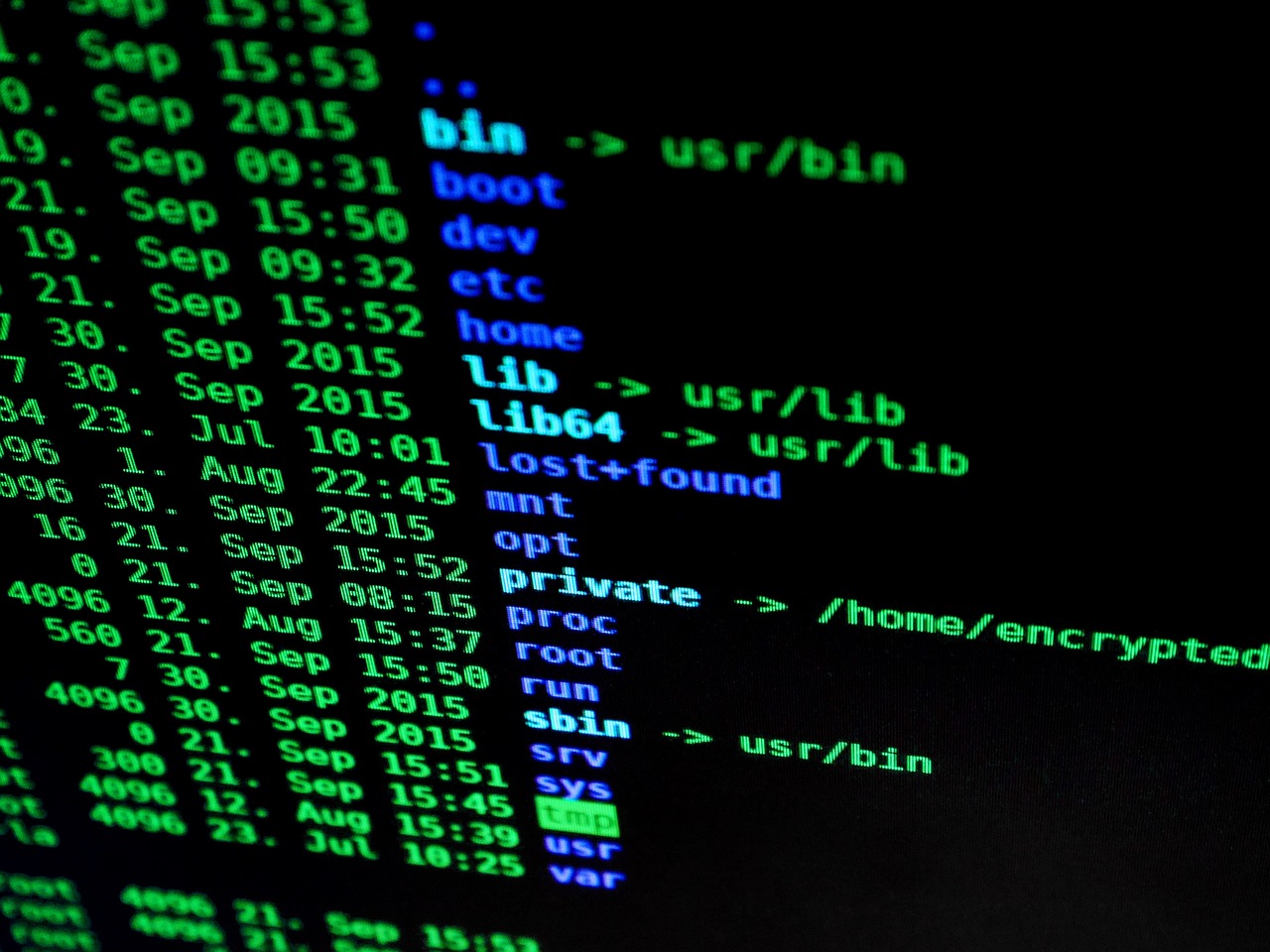 Lignes de code vert sur un écran d’ordinateur sombre